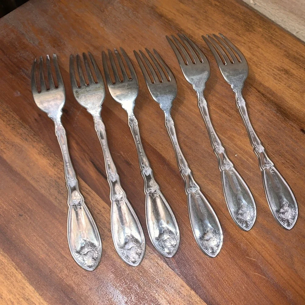 1881 Rogers A1 1908 La Vigne Grape Pattern Silver Plate 6 Dinner Forks 7 3/8